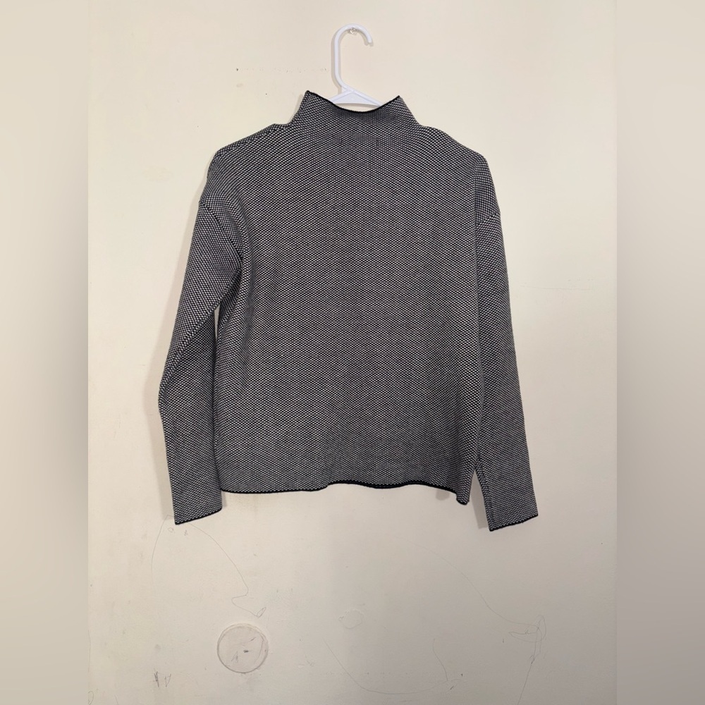 TAHARI Turtleneck Top Womens
Small Grey White Pullover Long Sleeve Lightweight
